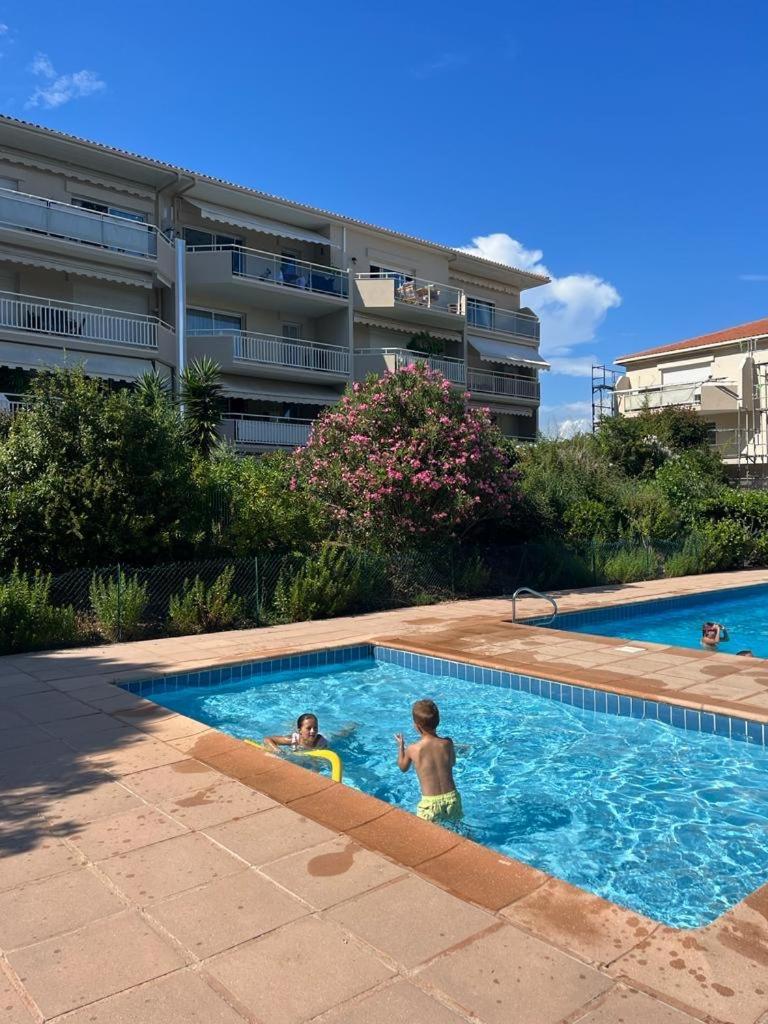 Studio Cosy Avec Terrasse Et Garage Saint-Laurent Du Var Limitrophe Nice Exterior foto